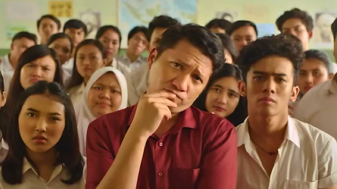 gambar adegan film indonesia lucu berjudul Guru-Guru Gokil