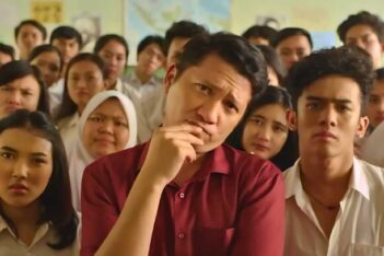 gambar adegan film indonesia lucu berjudul Guru-Guru Gokil