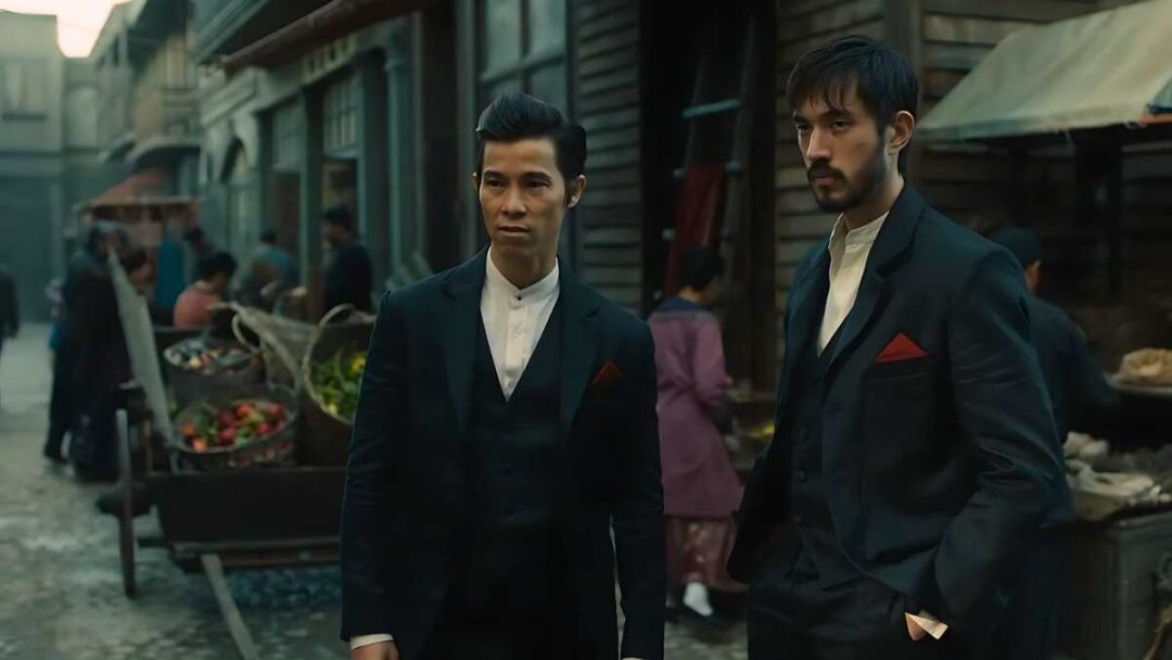 gambar Jason Tobin dan Andrew Koji di serial Warrior