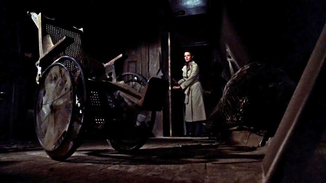 gambar adegan kursi roda di film horor The Changeling