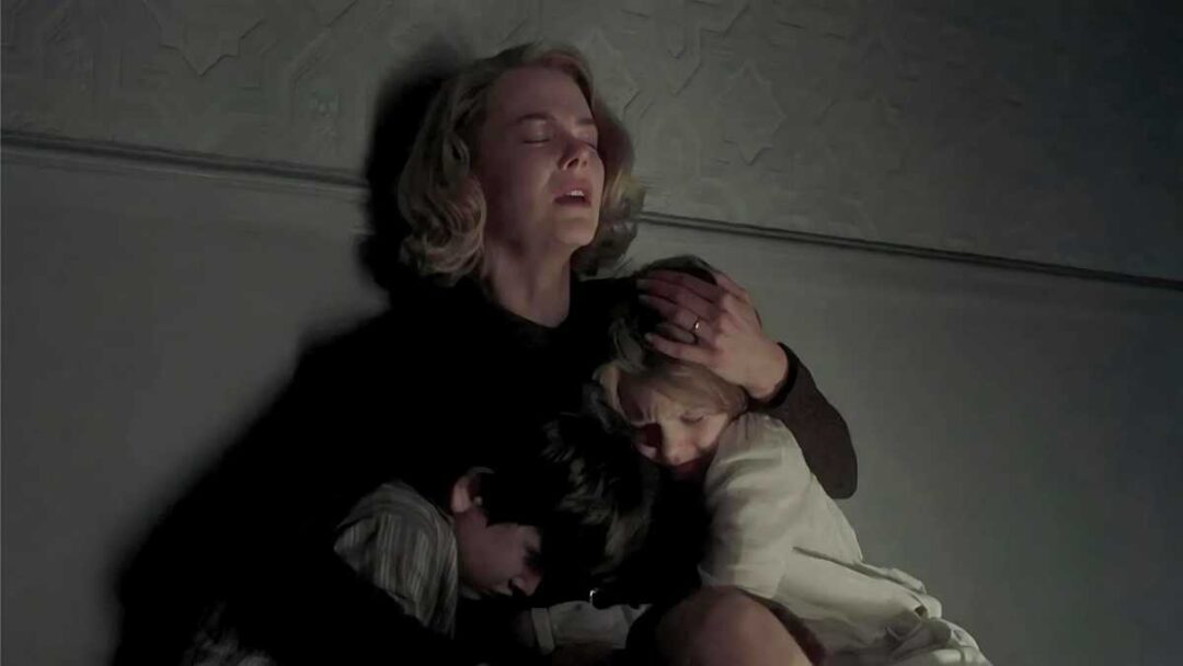 gambar adegan keluarga di film The Others