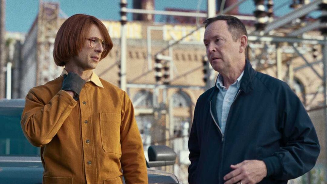 gambar karakter gary menyamar jadi pembunuh bayaran di adegan film hit man di netflix