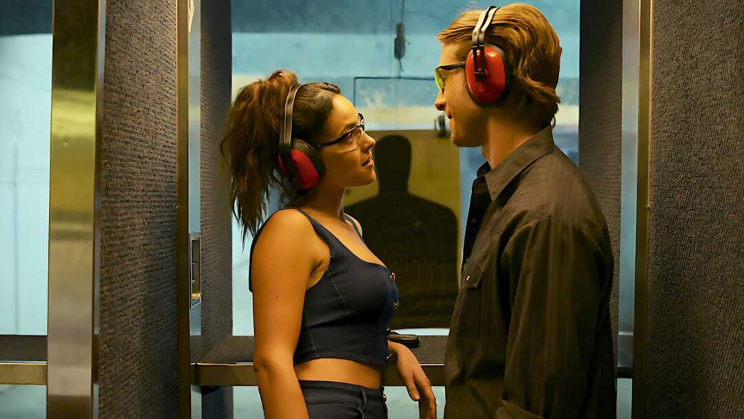 gambar adria arjora dan glen powell di film hit man