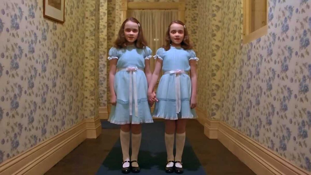 gambar anak kembar dari film the shining