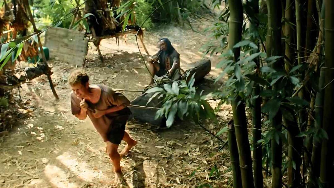 gambar bill skaarsgard dan yayan ruhian di film boy kills world