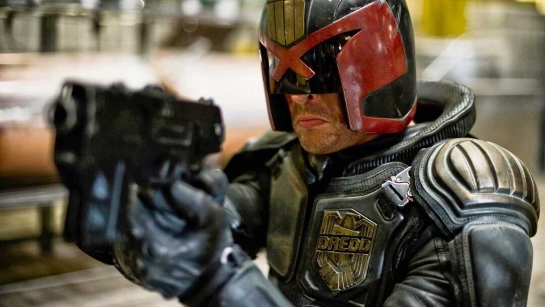 gambar karl urban seebagai tokoh utama film dredd