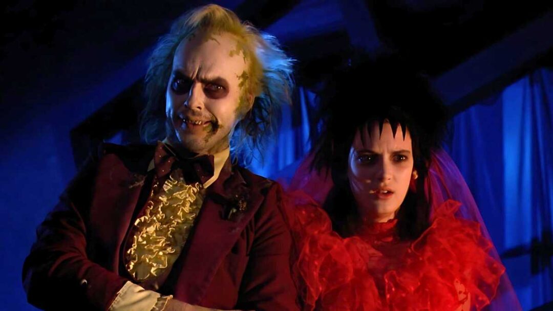 gambar michael keaton dan winona ryder di film beetlejuice tahun 1988