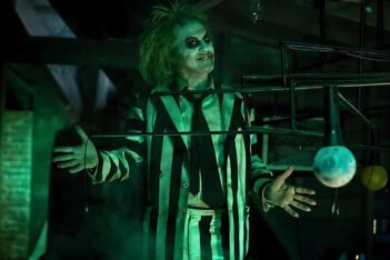 gambar michael keaton sebagai betelgeuse di film beetlejuice 2