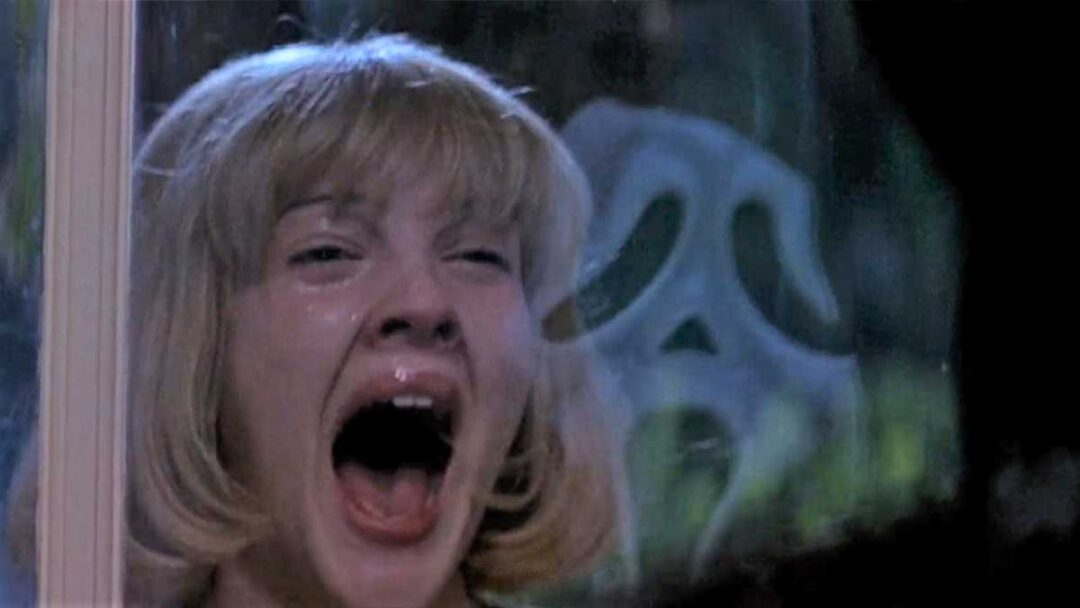 gambar drew barrymore dan ghostface di film scream