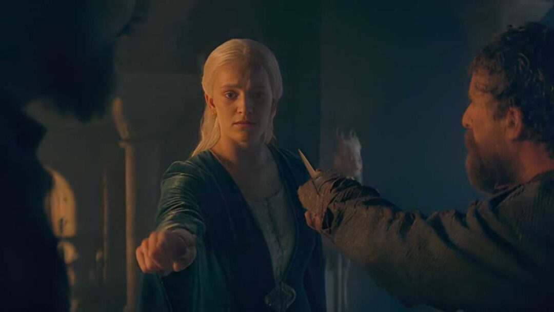 gambar karakter helaena menunjuk maelor untuk dikorbankan di serial house of the dragon season 2 episode 1