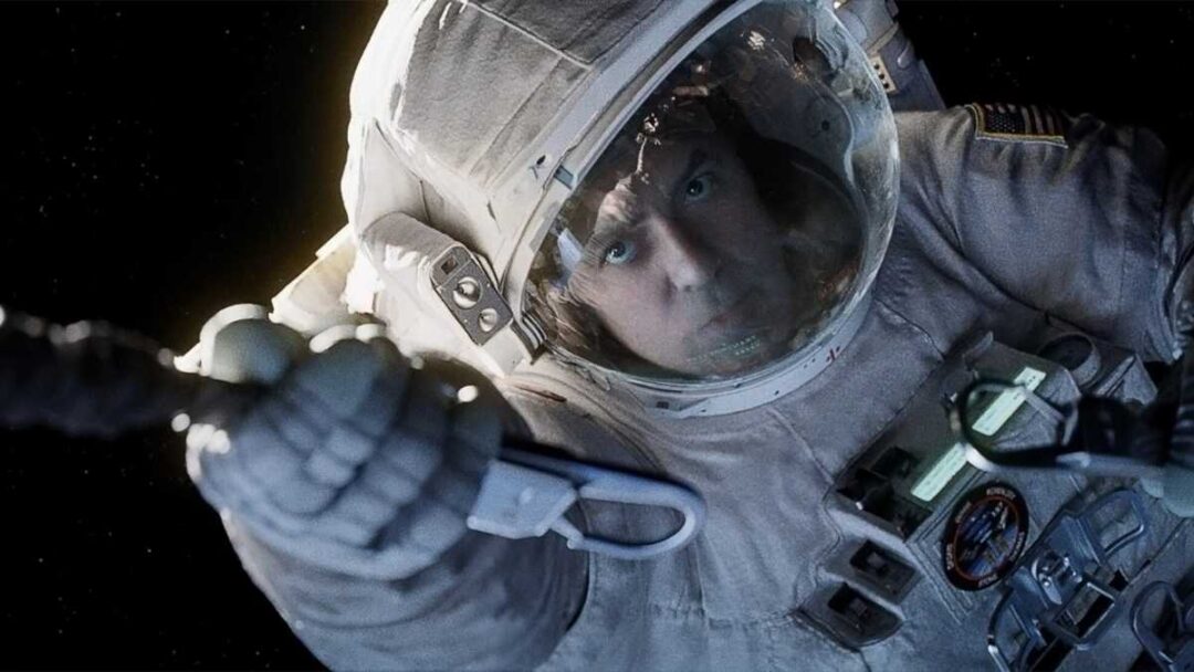 gambar adegan matt kowalski berkorban di film gravity