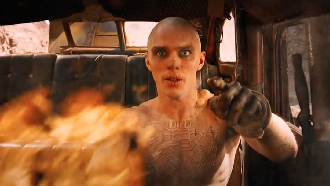 gambar adegan nux berkorban di film mad max fury road