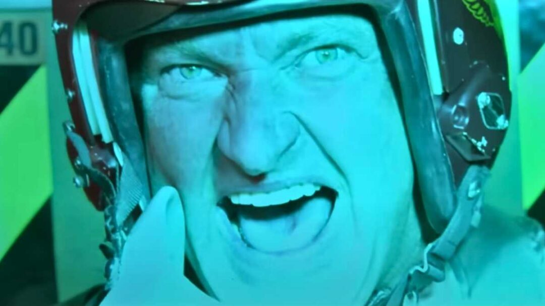 gambar adegan russell casse berkorban di film independence day
