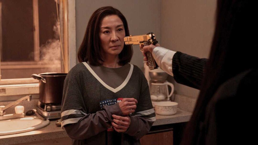 gambar adegan dari serial the brother sun di netflix