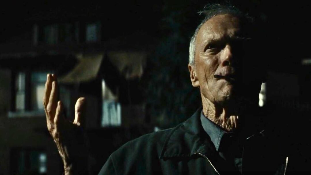 gambar karakter walt kowalski melakukan pengorbanan di film gran torino