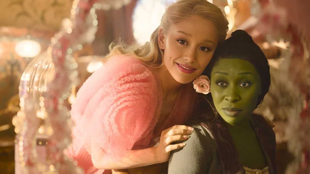 Ariana Grande dan Cynthia Erivo di film Wicked