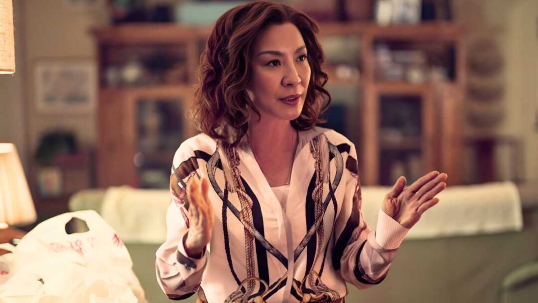 gambar Michelle Yeoh sebagai Eileen Sun di serial the brothers sun