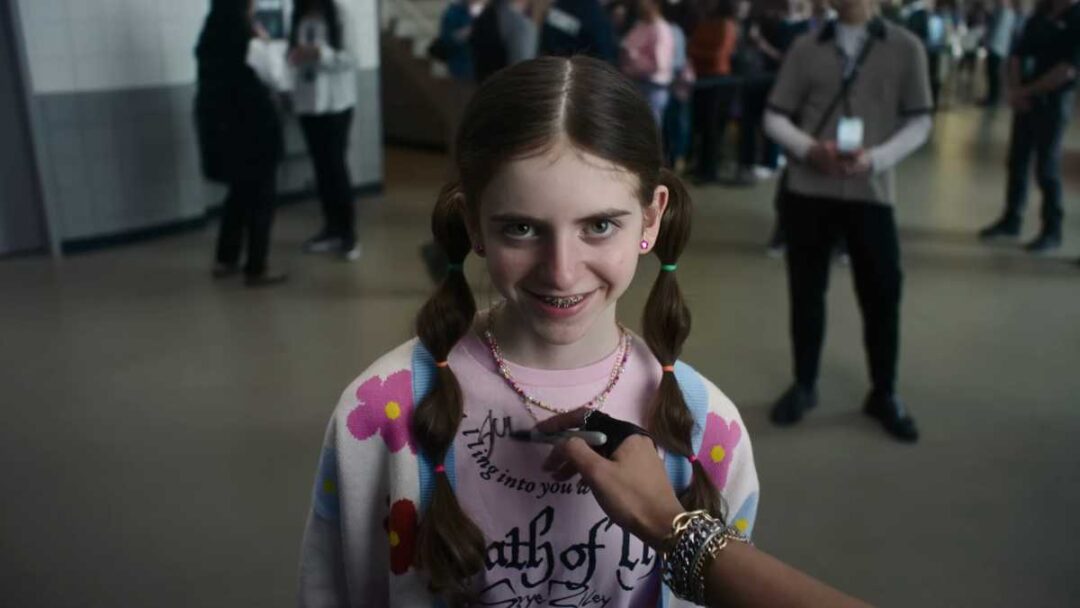 gambar adegan anak kecil di film smile 2
