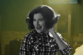 gambar kathryn hahn sebagai agatha harkness di serial agatha all along