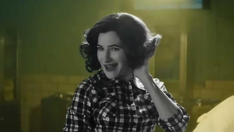 gambar kathryn hahn sebagai agatha harkness di serial agatha all along