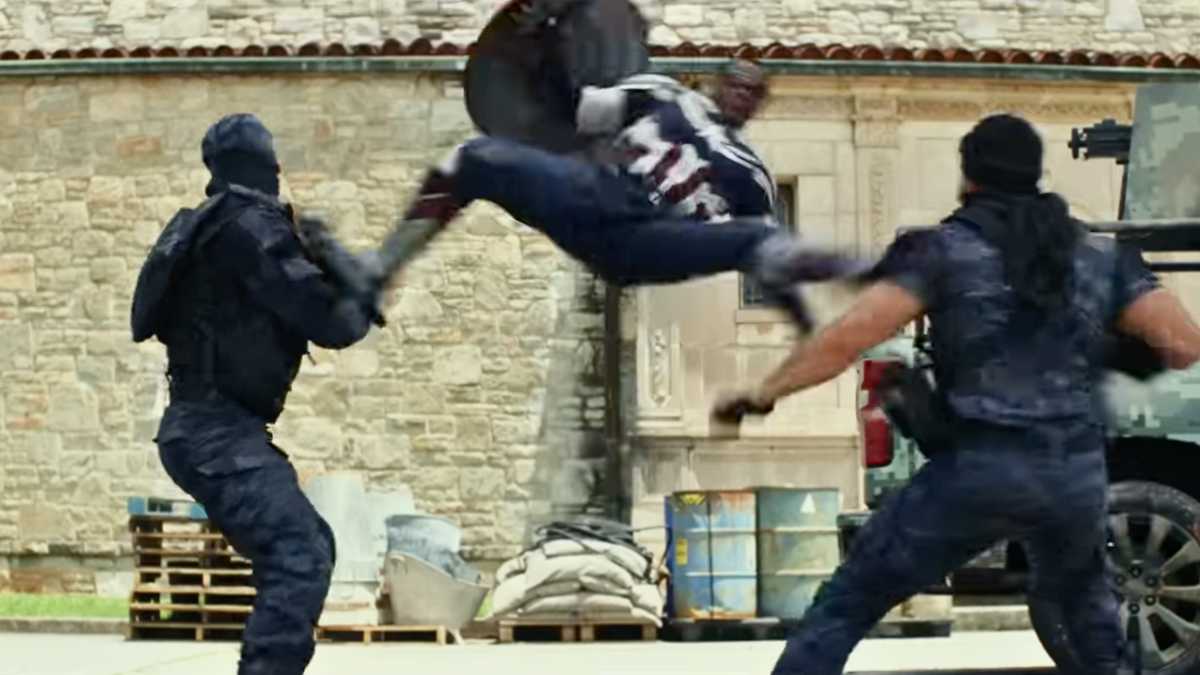 gambar sam wilson bertarung dari trailer captain america: brave new world