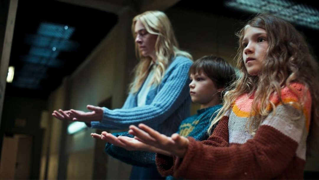 gambar tokoh jasmin, jonathan, dan hannah dari serial dear child di netflix