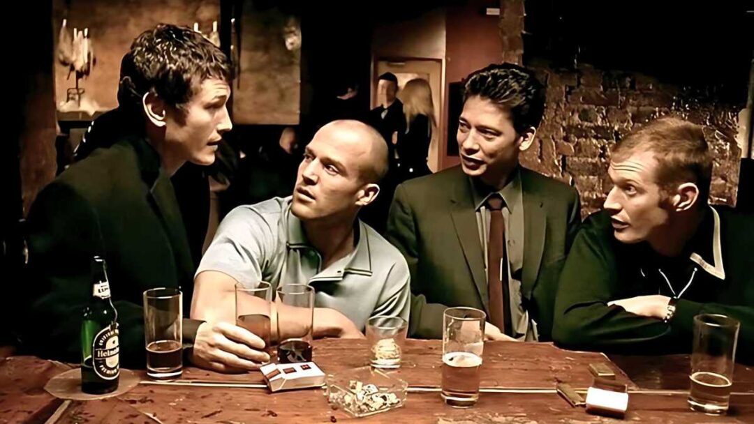 gambar adegan film Lock, Stock and Two Smoking Barrels