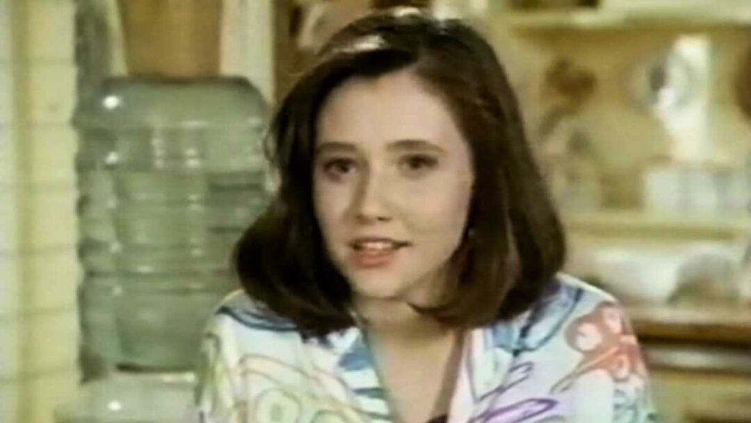 gambar shannen doherty sebagai kris witherspoon di serial our house
