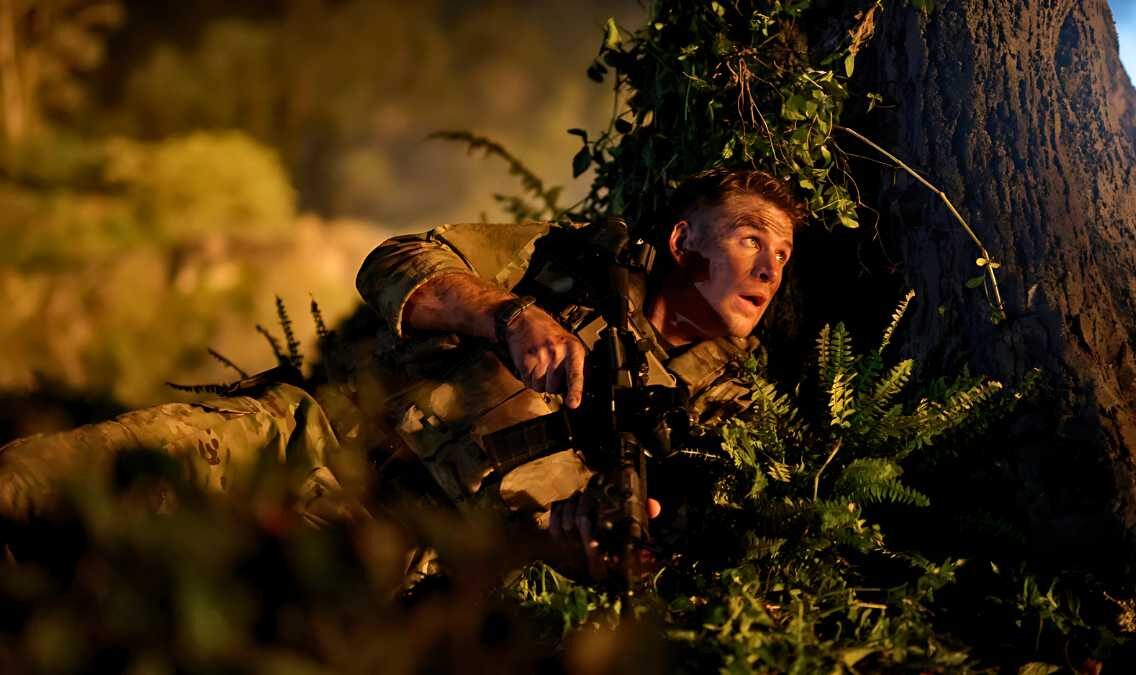 gambarr liam hemsworth di film land of bad