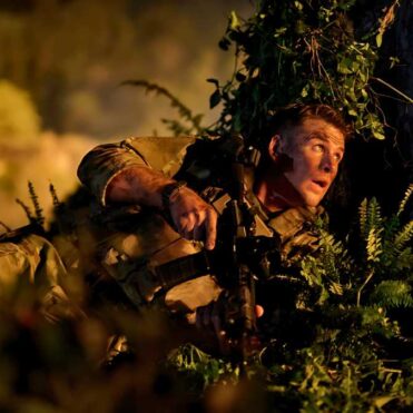 gambarr liam hemsworth di film land of bad