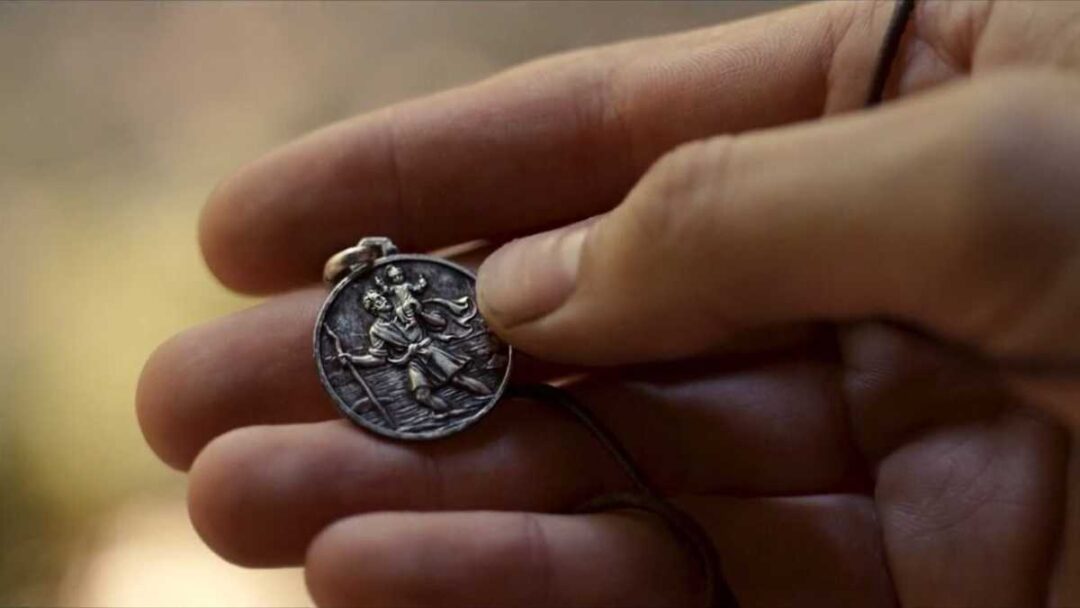 gambar liontin st christopher dari serial dark