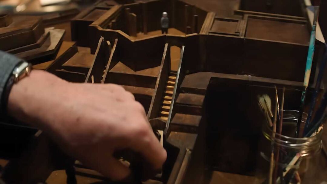 gambar miniatur rumah tuan reed di film heretic