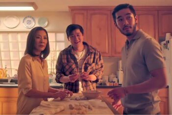 gambar adegan dari serial the brothers sun di netflix