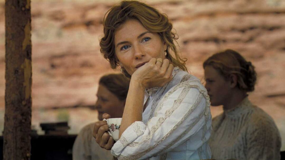 gambar sienna miller sebagai Frances Kittredge di film horizon: an american saga
