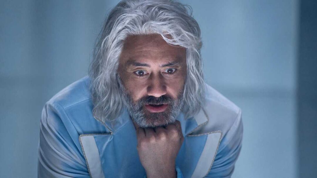 gambar taika waititi sebagai supreme being di serial time bandits